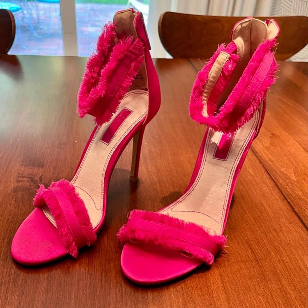 EU 37 pink satin heels